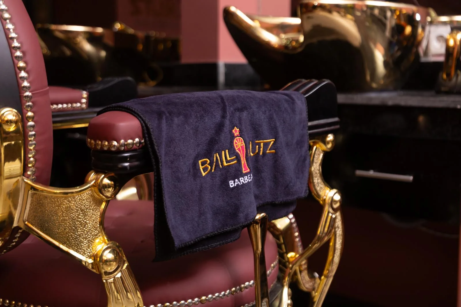 Interior da BallKutz Barbershop Luanda