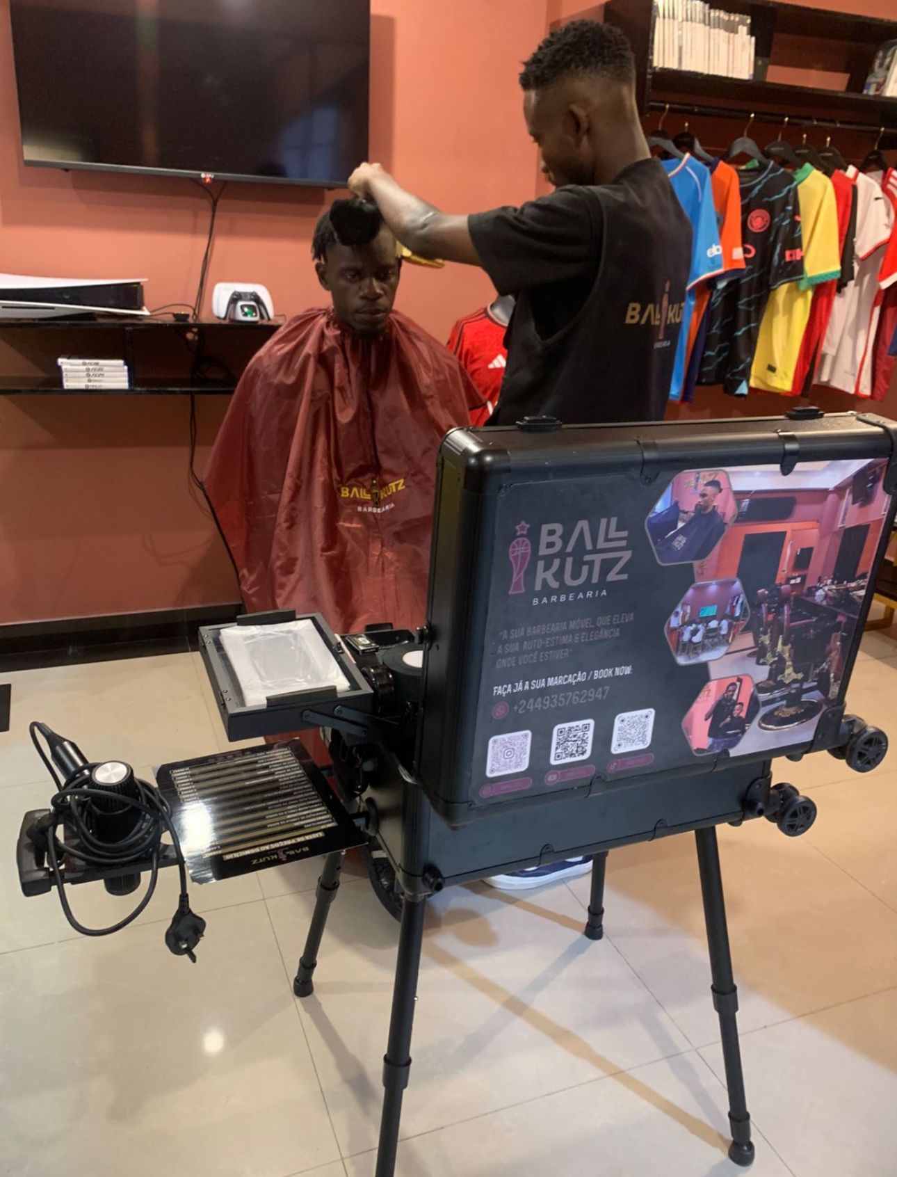 Barbeiro BallKutz realizando atendimento ao domicílio